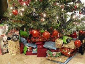Gaver under et juletræ
