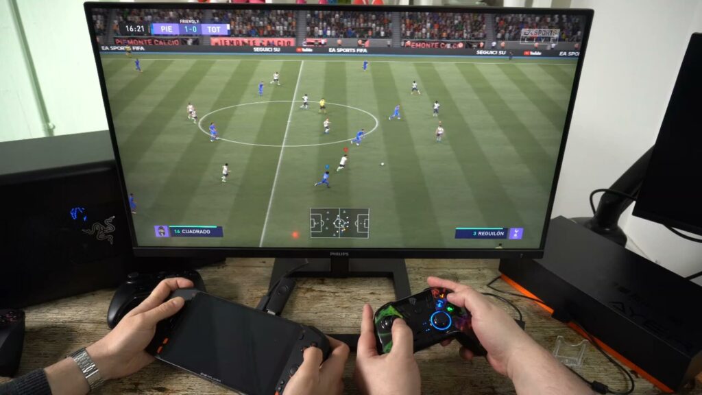 ONEXPLAYER Mini s eGPU při hraní hry FIFA 21 pro dva hráče
