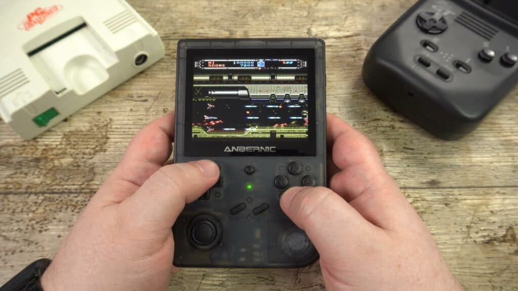 RG351V retro herní handheld hrající hru Gate of Thunder