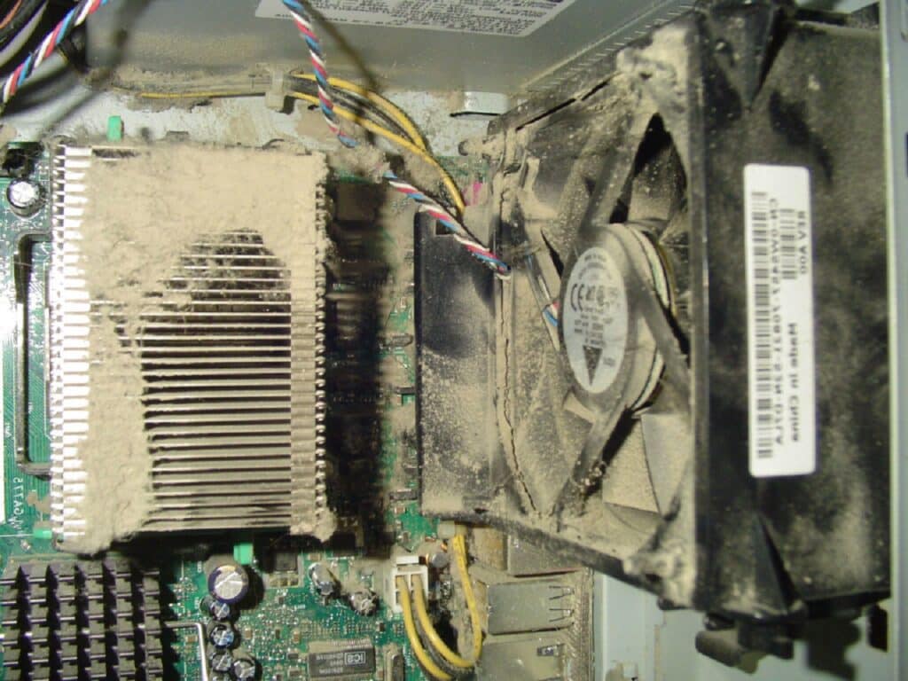 La polvere riduce il flusso d'aria e la dissipazione del calore sui componenti, causando un mini PC caldo.