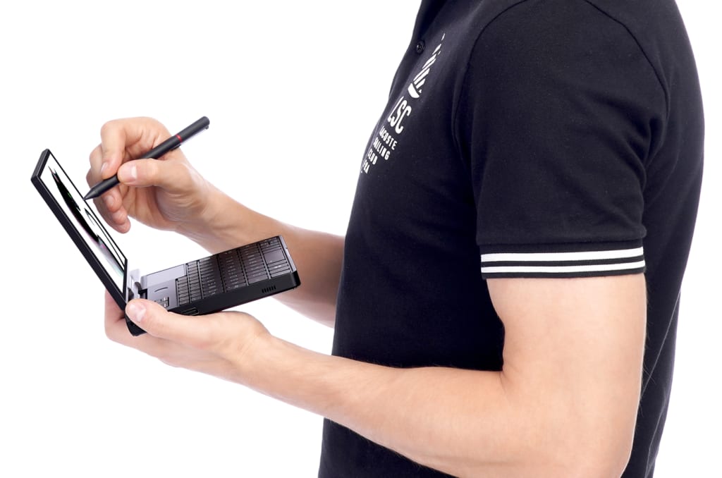 una persona con un miniportátil GPD Pocket 3 y un lápiz óptico