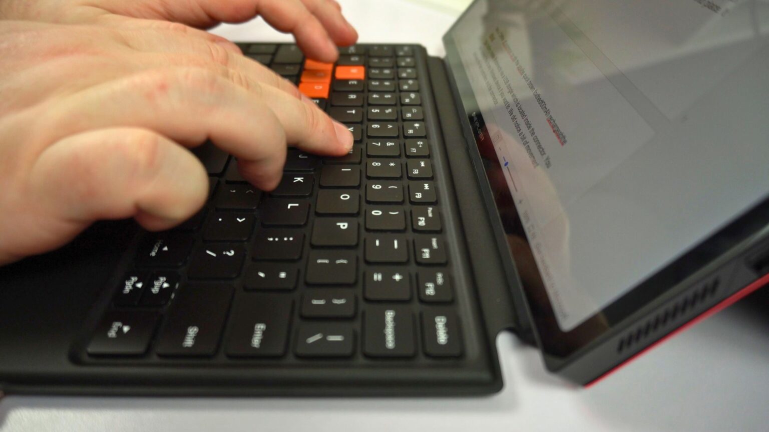 ONEXPLAYER X1 AMD Review - 3-in-1 AMD 8840U powered laptop, tablet ...