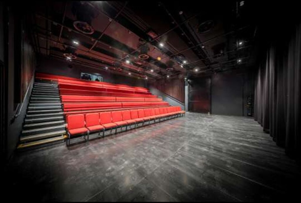 Chester Stage - DROIX Blogs | Latest Technology and Gadgets Στάδιο Chester πριν από την παρουσίαση