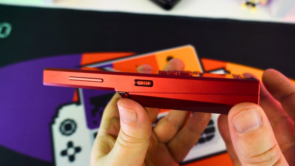 AYANEO Pocket VERT Zijaanzicht links