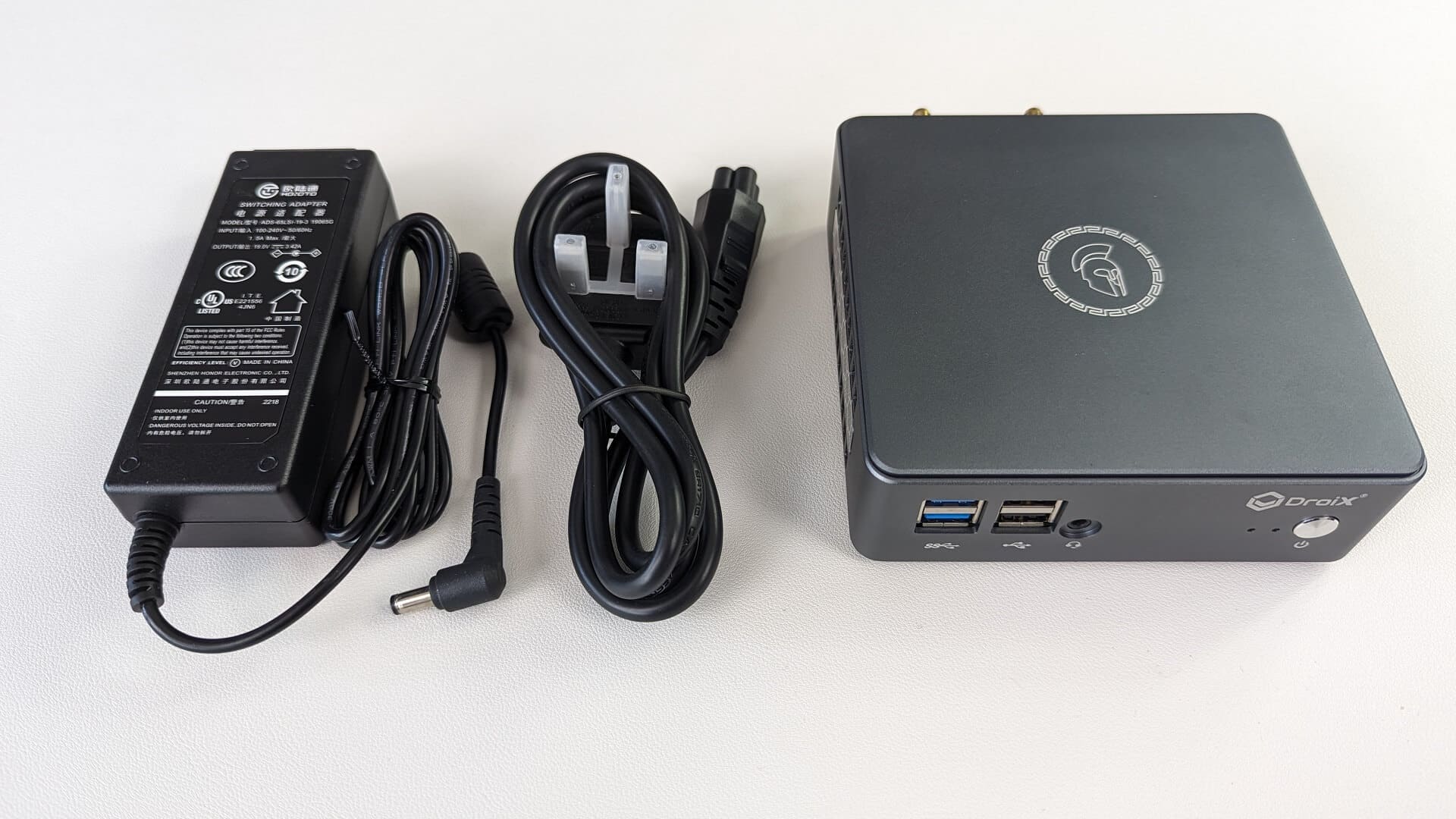Un mini PC y una fuente de alimentación (los suyos pueden ser diferentes)
