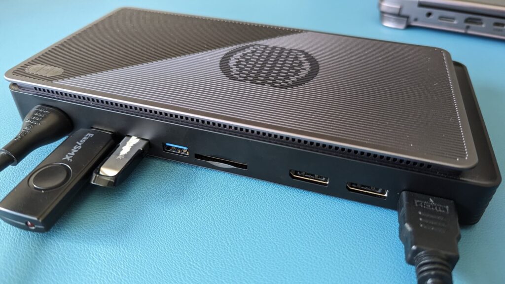GPD G1, jossa on USB-oheislaitteet ja HDMI liitettynä