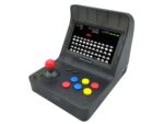 Coolbaby RS-07 Retro Arcade Foto en ángulo jugando Space Invaders
