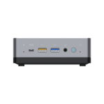 MinisForum EliteMini UM700 - Mostrato dalla parte anteriore con 1 porta USB Type-C e 2 porte USB Type-A, oltre a un jack combinato da 3,5 mm per cuffie e microfono e al pulsante di accensione.