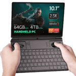 GPD WIN MAX  2 2024 PC portatile da gioco tenuto in mano mentre si gioca a the Witcher