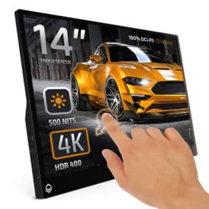 Moniteur portable DroiX 14 pouces à écran tactile affichant une image 4K d&#039;une voiture de sport jaune. Un texte en surimpression met en évidence les caractéristiques : Écran tactile de 14 pouces, luminosité de 500 NITS, résolution 4K et prise en charge HDR 400. Une main est montrée en train d&#039;interagir avec l&#039;écran tactile.