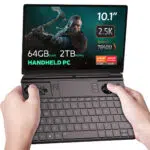 GPDWINMAX22023LISTINGNEWDONE01642 DROIX Global This image shows a GPD Win Max 2 2023 a handheld gaming PC The screen highlights its key specifications including a 101 inch display with a 25K resolution 64GB of RAM and 2TB of NVMe storage It is powered by an AMD Ryzen 7 7840U processor from the Ryzen 7000 series and includes AMD Radeon graphics The device has built in gaming controls with joysticks buttons and a D pad along with a physical QWERTY keyboard for typing The design suggests its tailored for both gaming and productivity making it a versatile compact device