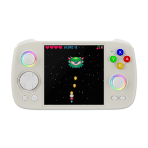 Vue de face de la console de jeu portable Anbernic RG Cube en beige et blanc. L'appareil est compact, de forme carrée, avec un corps beige et des boutons blancs. L'écran est centré, avec deux boutons de contrôle de chaque côté, et des boutons supplémentaires sous l'écran. La console présente une esthétique minimaliste d'inspiration rétro.